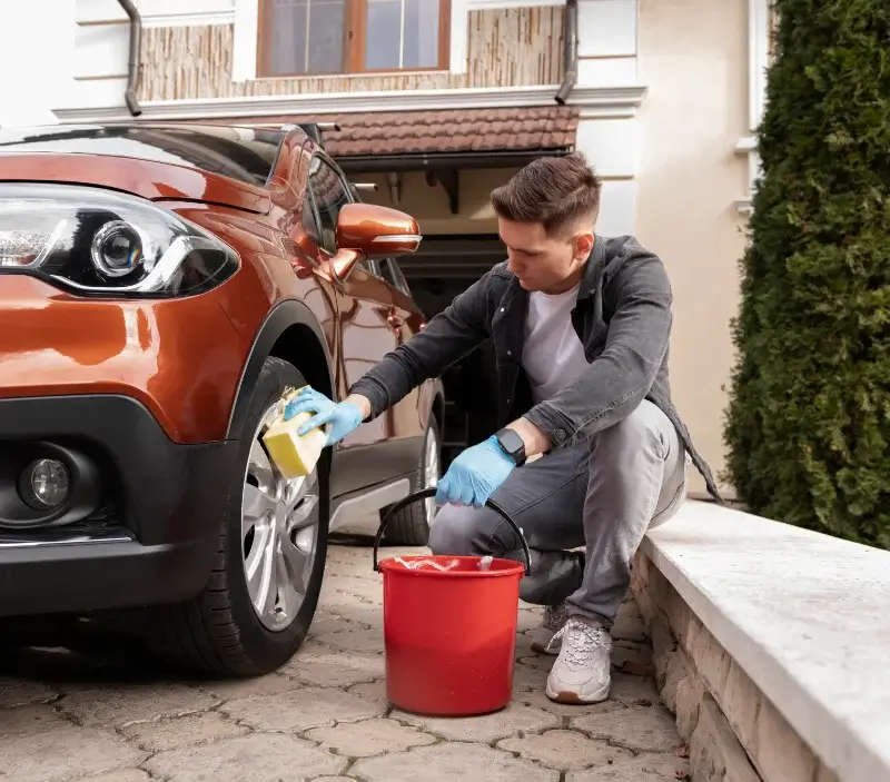 Lavage auto à domicile Montjean : professionnel intervenant sur un véhicule
